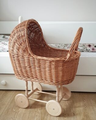 Handgefertigter Puppenwagen aus Weide in natürlicher Optik – Korbgeflecht Korbpuppenwagen mit Holzrädern für Mädchen