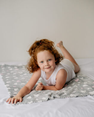 Kinder Polar Fleecedecke 75 x100cm - Grau und Rosa mit Herz-Motiv für Jungen und Mädchen