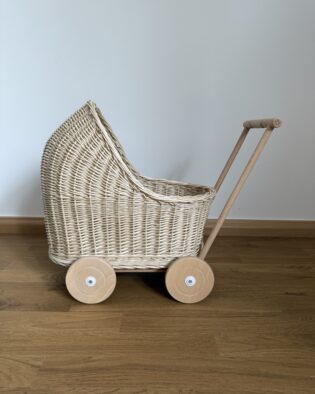 Handgefertigter Puppenwagen aus Weide in natürlicher Hell Optik - Korbgeflecht Korbpuppenwagen für Mädchen